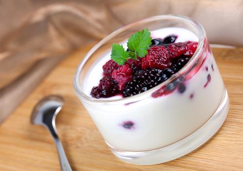 Greek-yogurt-with-frozen-berries